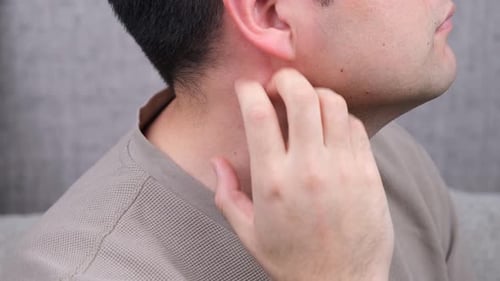 Picazón, alergia, arañazos en el cuello
