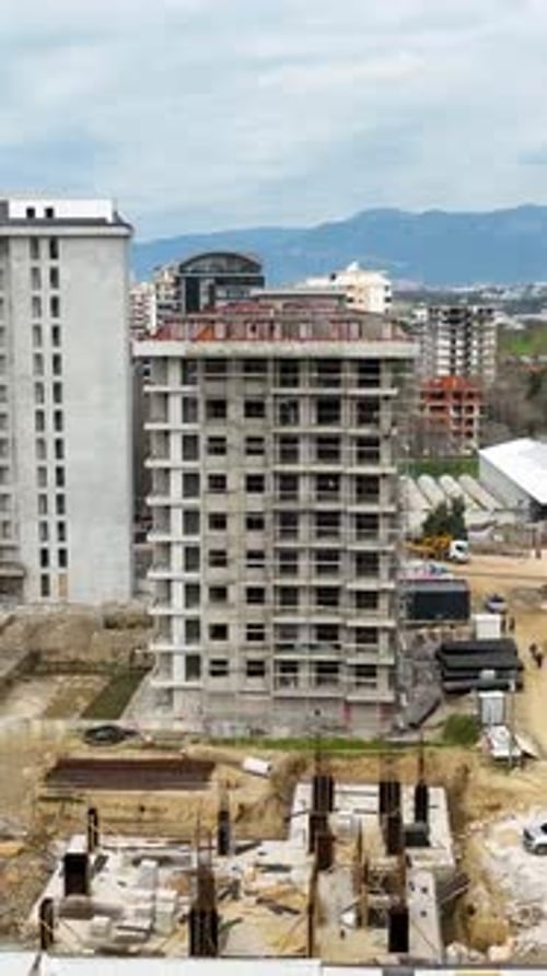 Vídeo vertical: perspectivas arquitectónicas, vista aérea de las obras de construcción y de un apartamento de lujo