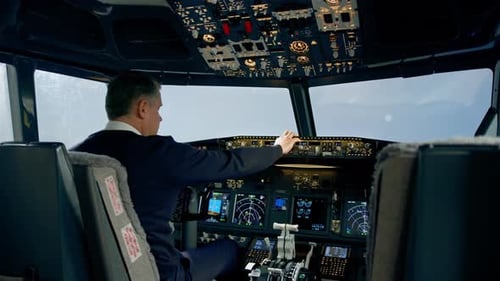 El piloto de un avión comercial ajusta los parámetros de vuelo de la aeronave durante un vuelo a gran altitud Ver