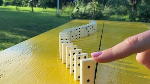 Fallende Dominosteine als Analogie zu Bühnenereignissen, die von einem verursacht wurden