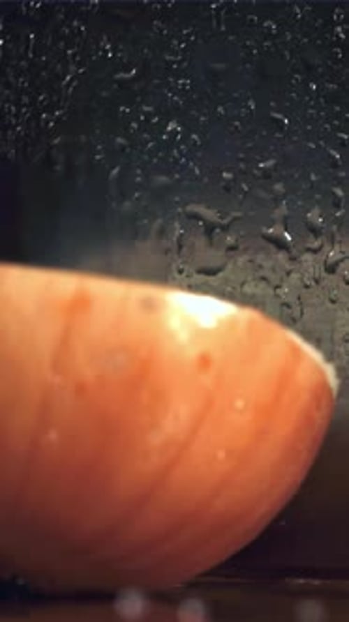 El cuchillo corta la cebolla por la mitad filmado con una cámara de alta velocidad a 1000 fps