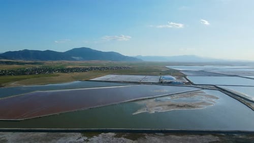 Salinas abertas ou lagoas de evaporação usadas para evaporar a água salgada