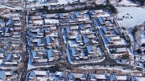 Vista aérea da vila de Jupo Hanok e da planície de maré da Baía de Hampyeong na neve do inverno