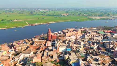 Vue aérienne de la rive de la Yamuna et du paysage urbain de Vrindavan en Inde