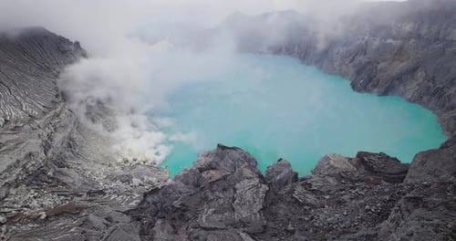 Belo lago de cratera no vulcão Monte Ijen, Java, Indonésia - Aéreo