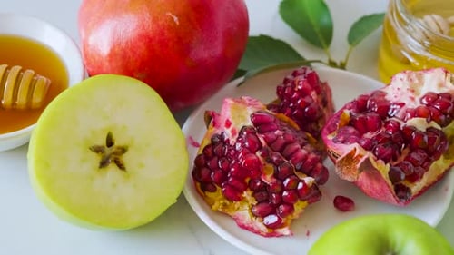 Fondo de fiesta de Año Nuevo judío de Rosh Hashaná con miel, granada y manzanas sobre mármol blanco