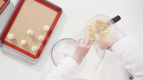 Coloque la masa para galletas en la bandeja para hornear con una cuchara durante un lapso de tiempo para hornear galletas de coco
