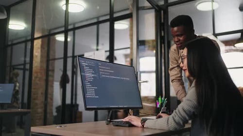 Oficina del Departamento Creativo de una empresa Multiétnica Hombre y mujer creando aprendizaje automático