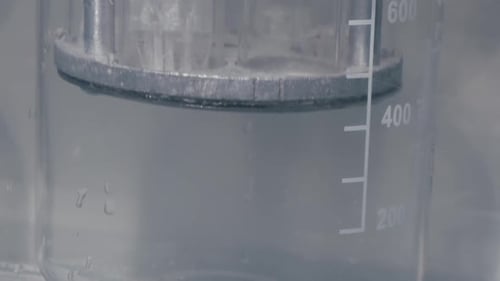Tube de mesure tout en travaillant dans une entreprise de médicaments médicaux