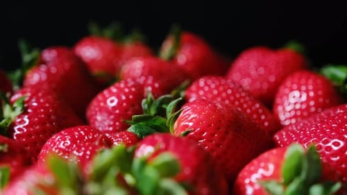 Makro-Nahaufnahmevideo von frischen reifen Erdbeeren mit saftiger Textur, natürlicher Farbe und Frische