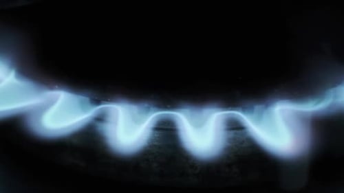 Primer plano de gas encendido en un quemador de gas