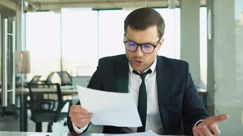 Un patron en colère crie à la caméra à l'employé, pointe son doigt sur le côté, rejette le