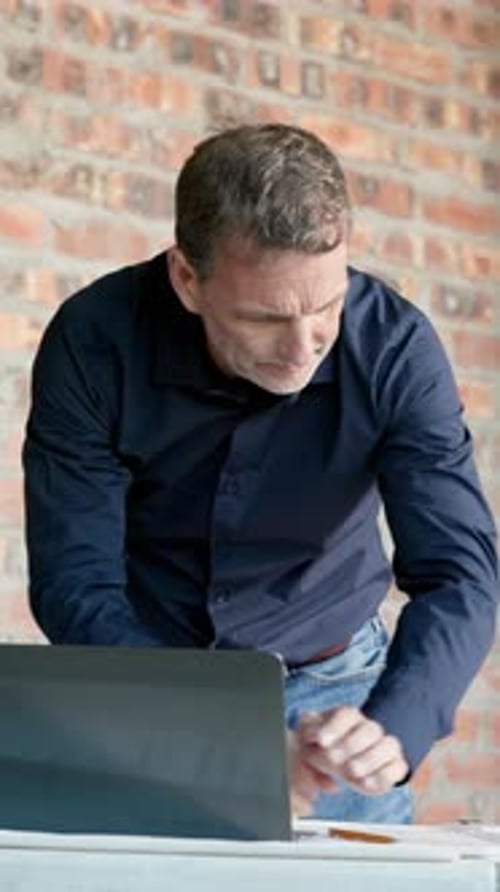 Baustelle, Laptop oder Mann mit Schrift zur Entwurfskorrektur, Zeichnungsaktualisierung