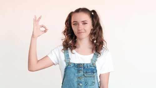 Ok Gesture, choix parfait, approbation d'une fille satisfaite