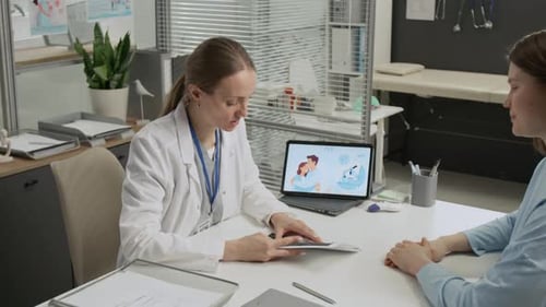 Patiente donnant les résultats de l'échographie à un expert en FIV lors d'un rendez-vous préconceptionnel