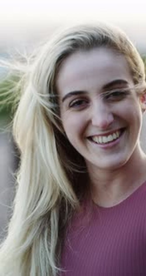 Brise, visage et sourire d'une femme à l'extérieur le matin pour une pause, une séance de remise en forme ou de bien-être
