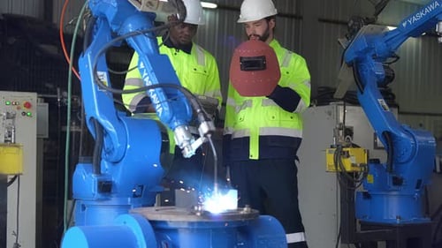 Ingenieur, der an einer Roboterproduktionslinie arbeitet.