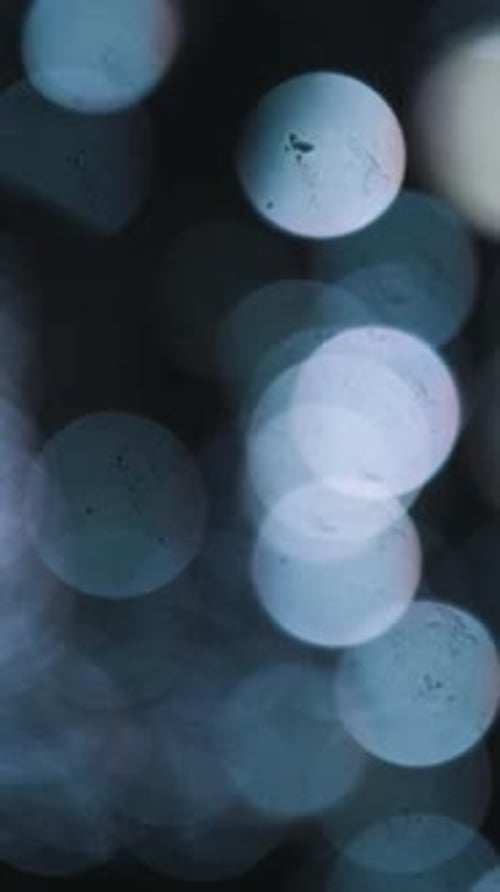 Les guirlandes bleues deviennent floues. L'ambiance du Nouvel An. Contexte. Bokeh
.