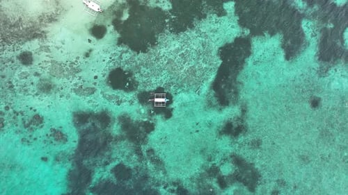 Vue aérienne d'un bateau dans une eau turquoise, Philippines.