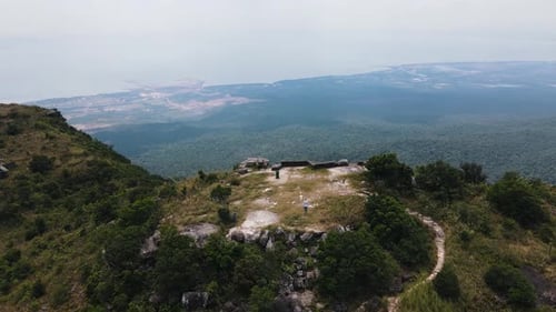 Bela vista do ponto de vista da Estação Bokor Hill entre a natureza verde com um extenso verde f