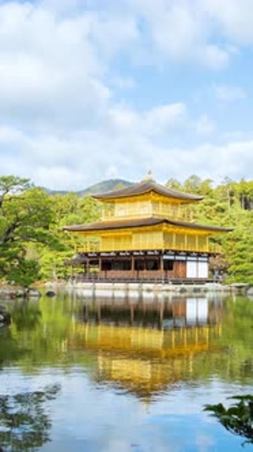 Temple Kinkakuji sur un étang, Kyoto, Japon. Vidéo en accéléré en automne par une journée ensoleillée.