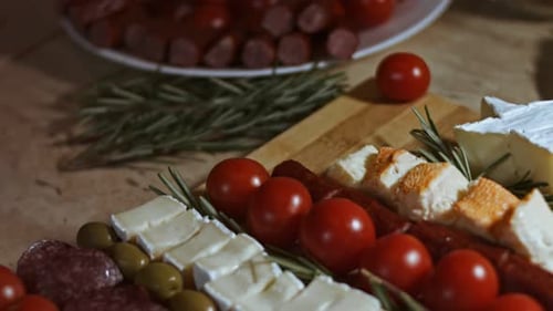 Gros plan du plateau de charcuterie en forme de sapin de Noël