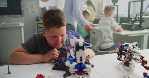 Intelligenter junger Student untersucht Modell eines innovativen Roboterarms, der Ingenieurwissenschaften studiert