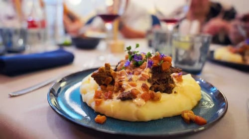 Un delicioso plato salado bellamente dispuesto en un plato complementado con un cremoso puré de patatas y