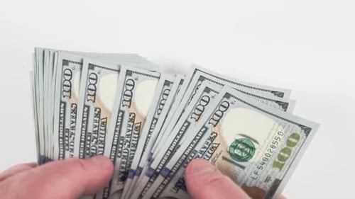 Geldscheine in US-Dollar (USD) in der Hand halten