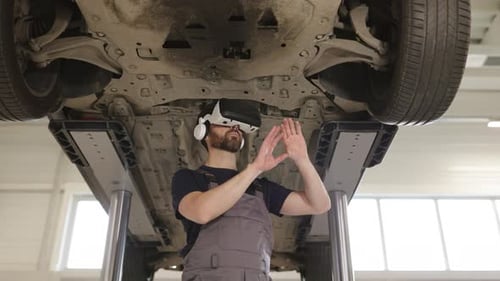 Mechaniker inspiziert Auto im Aufzug mit virtueller Brille