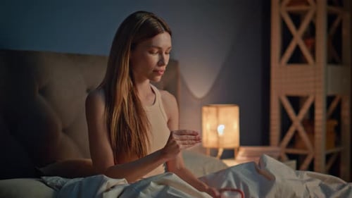 женщина наносит ночной крем перед сном