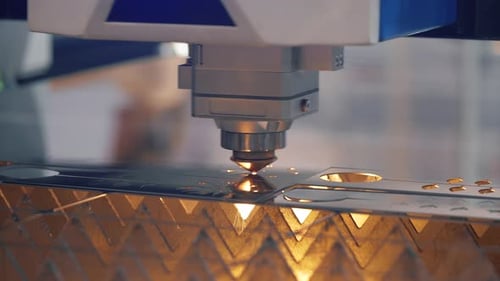 Laserpräzisionsschnitte von Stahldetails in einer modernen CNC-Fertigungswerkstatt