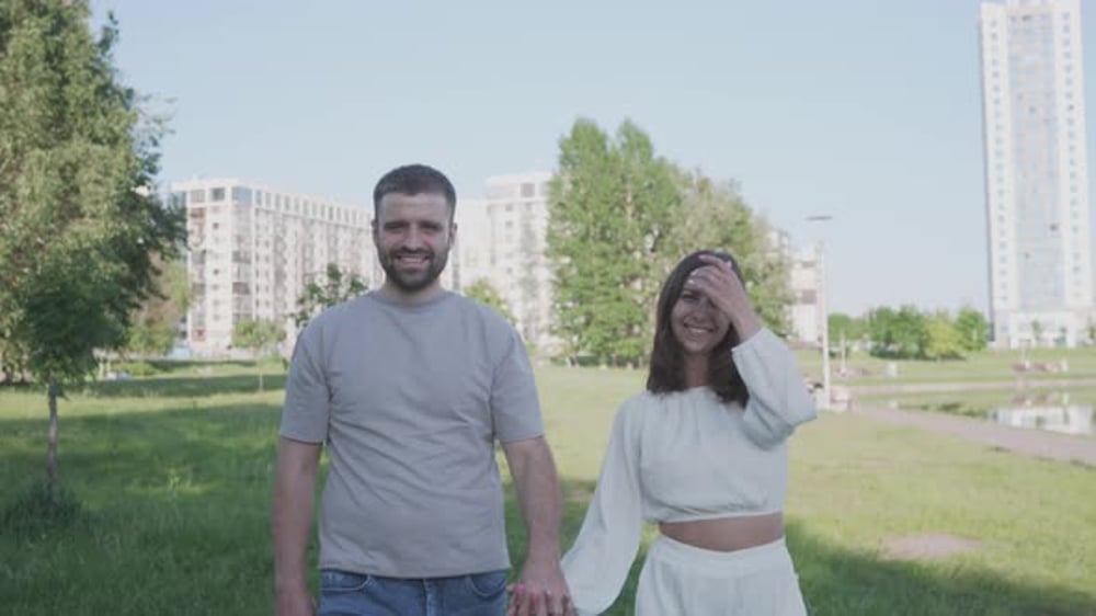 Marido e mulher felizes caminhando no parque, Banco de filmagens ...