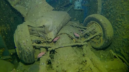 Une automobile renversée gisant dans la cale de l'épave du ferry Salem Express