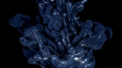 Fluid Art Transformation Dunkelgrauer Farbtropfen verschmelzen und wirbeln im Wasser, isolierte Tintenwolke auf