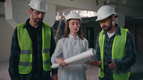 Colegas profesionales caucásicos constructores discuten el borrador de construcción en una mujer decepcionada