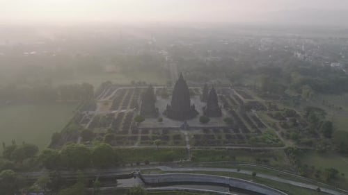 Photo aérienne du temple de Prambanan, l'un des plus beaux temples hindous du monde., Yogyakarta