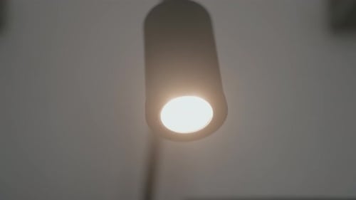 Lampe wird in Zeitlupe aus- und eingeschaltet