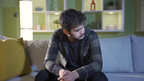 Joven infeliz y deprimido que vive solo en casa y se siente triste.