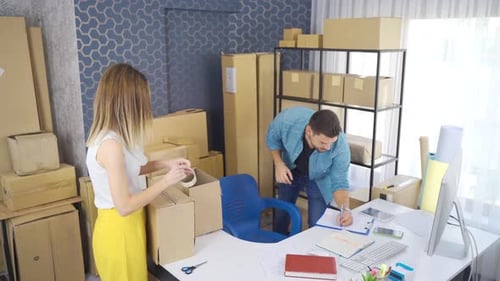 Entrepreneurs who pack cargo and orders in the e-commerce office.