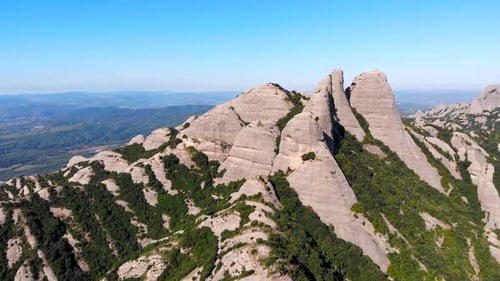 Vue aérienne : la chaîne de montagnes de Montserrat vue du ciel par une journée ensoleillée