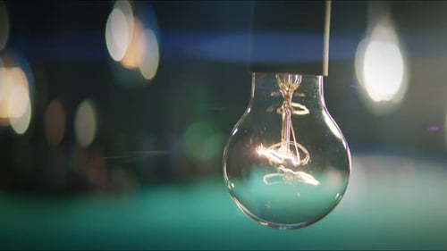 Die Explosion einer Glühbirne wurde in Zeitlupe mit einem Objektiv in gestochen scharfer 4K-Auflösung aufgenommen.
