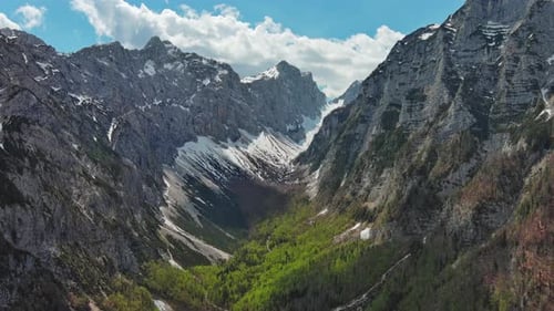 Vue aérienne des sommets des Alpes