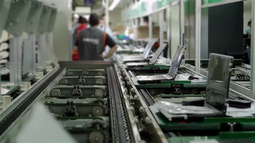 Chaîne de montage informatique, bande transporteuse dans une usine informatique. 4K.