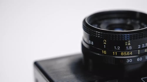 altes Vintage-Objektiv an der Filmkamera