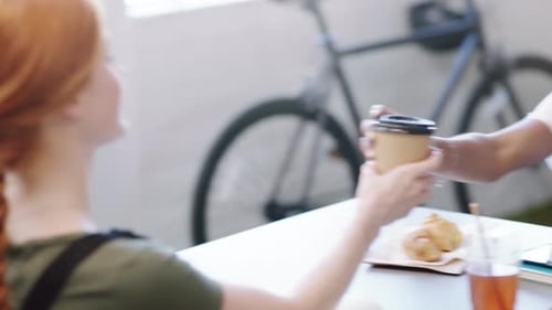Affaires, réunion et café en équipe travaillant sur un design de bureau, collaboration et travail d'équipe