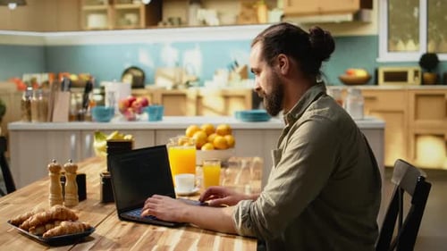 IT-Ingenieur, der remote an Laptop-Programmierskripten arbeitet