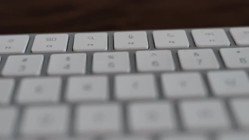 Funktionstasten auf einer weißen Tastatur. Nahaufnahme der Tasten F1 bis F12