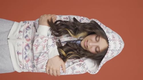 Vidéo verticale d'une jeune femme froide et tremblante.