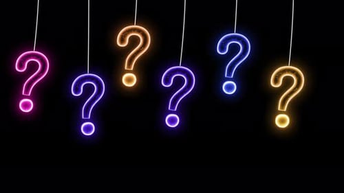 Point d'
interrogation au néon brillant se déplaçant sur fond noir. Point d'interrogation en néon brillant suspendu et en mouvement